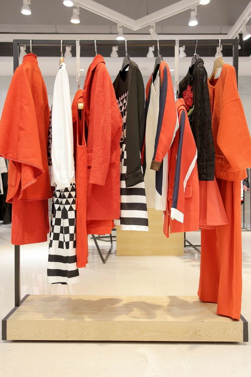 品牌女装折扣店服装成列色系搭配方式