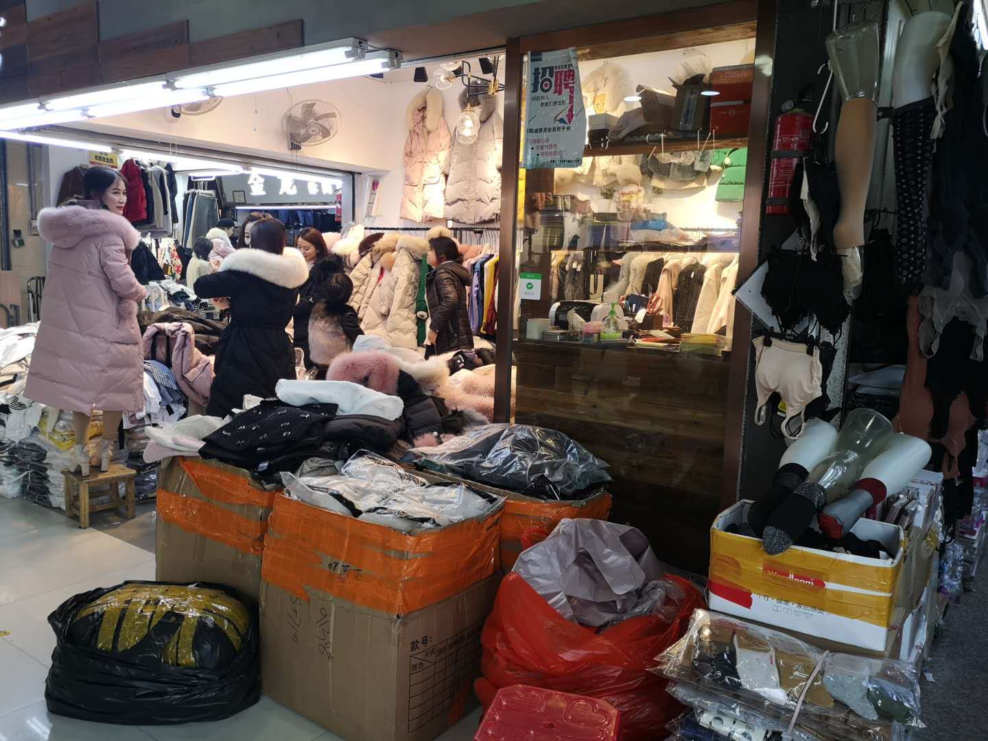 温州服装批发市场里逛了逛,年底了人特别多