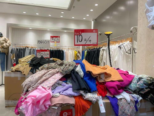 服装批发市场清仓指南 100元3件靓衫,20元买牛仔裤,哪里更抵