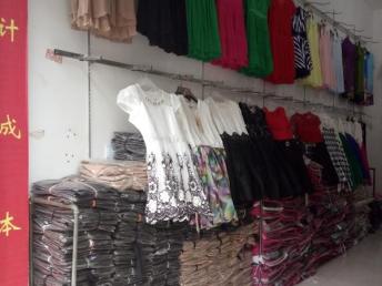 成都服装、鞋帽、箱包跳楼货低价批发指南 库存尾货助力摆摊开店