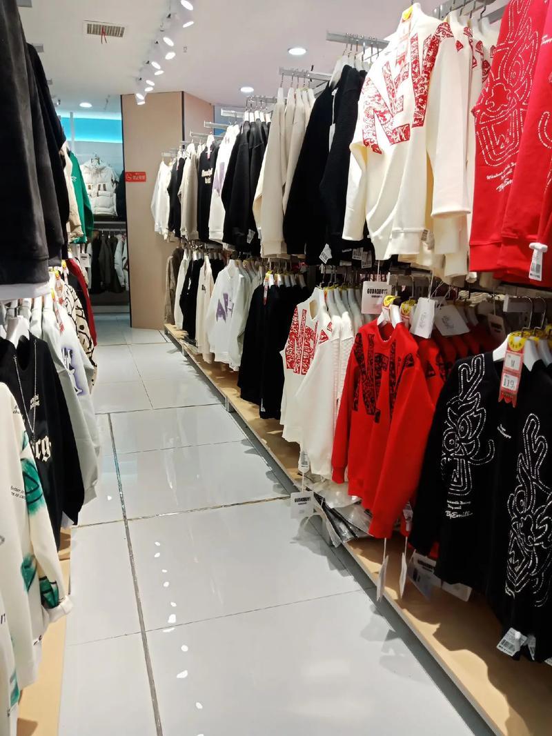 重庆5元尾货服装批发市场全攻略 新手进货宝典与淘货地图